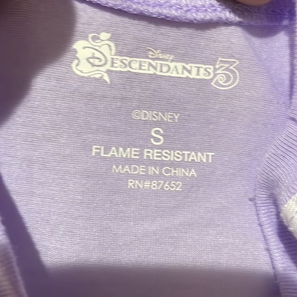 Disney Descendants S 7/8 pajamas 💯 polyester  Guc free from rips stains holes - Picture 3 of 7